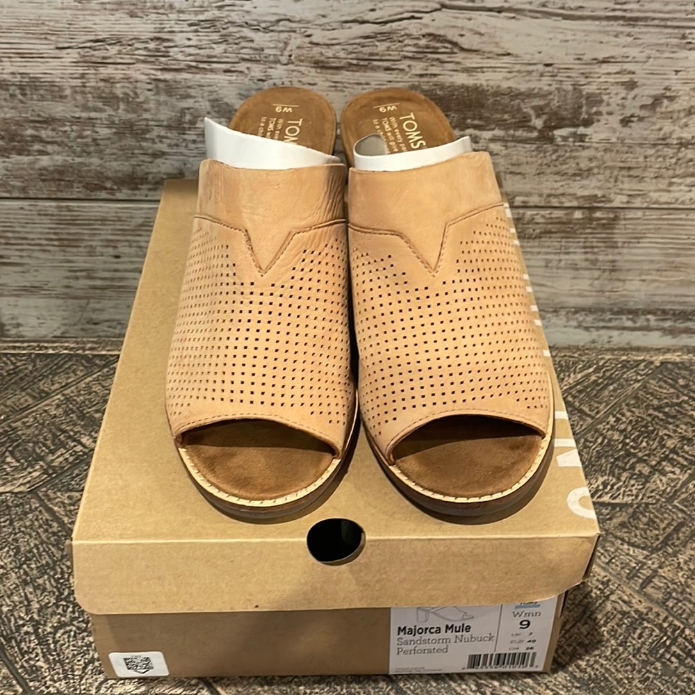 TOMS MAJORCA MULE SANDSTORM NUBUCK PERFORATED